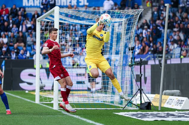 Deutschland: Karlsruher SC vs. Arminia Bielefeld, 2. Bundesliga, BBBank Wildpark (Karlsruhe): Hans Christian Bernat, (Karlsruher SC, 1) Karlsruhe BBBank Wildpark Baden-Württemberg Deutschland *** Germany Karlsruher SC vs Arminia Bielefeld, 2 Bundesliga, BBBank Wildpark Karlsruhe Hans Christian Bernat, Karlsruher SC, 1 Karlsruhe BBBank Wildpark Baden Württemberg Germany Copyright: xBenedictxChristx