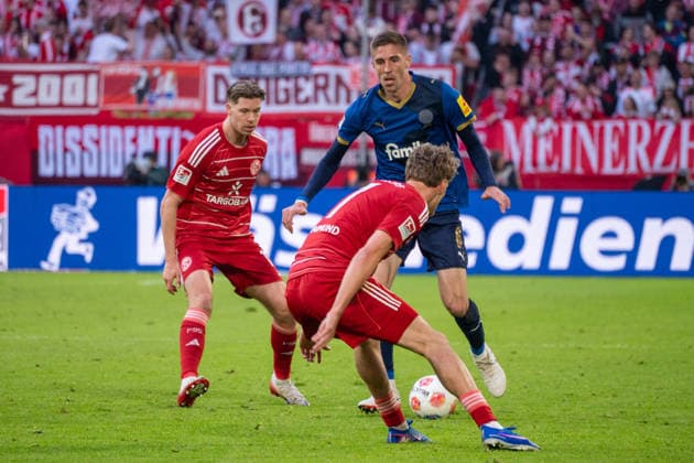Deutschland: 2.Bundesliga 2025 2026 Fortuna Düsseldorf vs Holstein Kiel, 29. Spieltag - 10.04.2026 - MERKUR SPIEL-ARENA (Düsseldorf): in Aktion Marko Ivezic (Holstein Kiel, 6) gegen Cedric Itten (Fortuna Düsseldorf,13) *** Germany 2 Bundesliga 2025 2026 Fortuna Düsseldorf vs Holstein Kiel, 29 Matchday 10 04 2026 MERKUR SPIEL ARENA Düsseldorf in action Marko Ivezic Holstein Kiel, 6 vs Cedric Itten Fortuna Düsseldorf,13 Copyright: xOrhanxHabashx