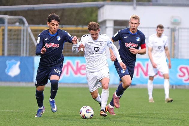 10.04.2026, Fussball, Herren, Dritte Liga, 33. Spieltag 3. Liga Saison 2025 2026: TSG 1899 Hoffenheim II - FC Schweinfurt 05 Von links: Yannik Lührs (TSG 1899 Hoffenheim II, 49) gegen Leonard Langhans (FC Schweinfurt 05, 07) Sinsheim Dietmar-Hopp-Stadion Hoffenheim Baden-Württemberg Deutschland *** 10 04 2026, Football, Men, Third division, 33 Matchday 3 Liga Season 2025 2026 TSG 1899 Hoffenheim II FC Schweinfurt 05 From left Yannik Lührs TSG 1899 Hoffenheim II, 49 vs Leonard Langhans FC Schweinfurt 05, 07 Sinsheim Dietmar Hopp Stadion Hoffenheim Baden Württemberg Germany