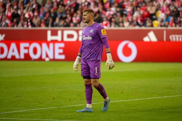 10.04.2026, GER, Fussball, Herren, 2. BL, Saison 2025 2026, Fortuna Düsseldorf - Holstein Kiel Timon Weiner (Kiel) schaut Düsseldorf Merkur Spiel-Arena Nordrhein-Westfalen Deutschland *** 10 04 2026, GER, Soccer, Men, 2 BL, Season 2025 2026, Fortuna Düsseldorf Holstein Kiel Timon Weiner Kiel watches Düsseldorf Merkur Spiel Arena North Rhine-Westphalia Germany Copyright: xAdrianxSchlüterx