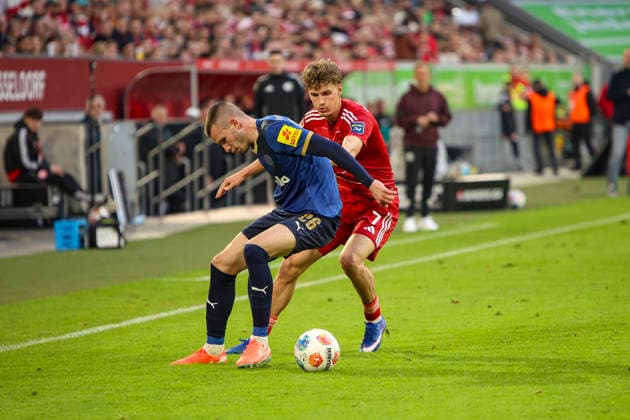 10.04.2026, GER, Fussball, Herren, 2. BL, Saison 2025 2026, Fortuna Düsseldorf - Holstein Kiel David Zec (Kiel) und Luca Raimund (Fortuna Düsseldorf) im Kampf um den Ball Düsseldorf Merkur Spiel-Arena Nordrhein-Westfalen Deutschland *** 10 04 2026, GER, Soccer, Men, 2 BL, Season 2025 2026, Fortuna Düsseldorf Holstein Kiel David Zec Kiel and Luca Raimund Fortuna Düsseldorf fighting for the ball Düsseldorf Merkur Spiel Arena Nordrhein Westfalen Germany Copyright: xAdrianxSchlüterx