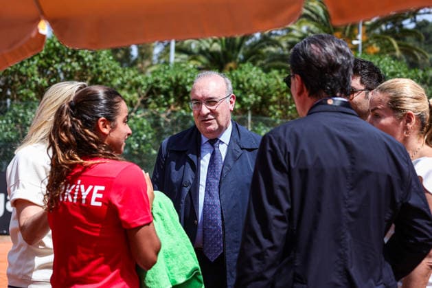 Billie Jean King Cup - Day 4 - Turkiye v Latvia Haldun Koc, Turkish ambassador in Portugal, watches Ada Kumru of Turkey compete in the Billie Jean King Cup play-offs women s singles match against Latvia on day four of the Billie Jean King Cup play-offs at Clube de Tenis do Jamor in Lisbon, Portugal, on April 10, 2026. Lisbon Lisboa Portugal  Copyright: xMiguelxReisx originalFilename:reis-notitle260410_np4rm.jpg