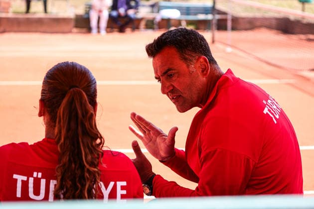 Billie Jean King Cup - Day 4 - Turkiye v Latvia Turkiye captain Alaatin-Bora Gerceker coaches Ada Kumru of Turkey during the Billie Jean King Cup play-offs women s singles match against Latvia on day four of the Billie Jean King Cup play-offs at Clube de Tenis do Jamor in Lisbon, Portugal, on April 10, 2026. Lisbon Lisboa Portugal  Copyright: xMiguelxReisx originalFilename:reis-notitle260410_npAxR.jpg