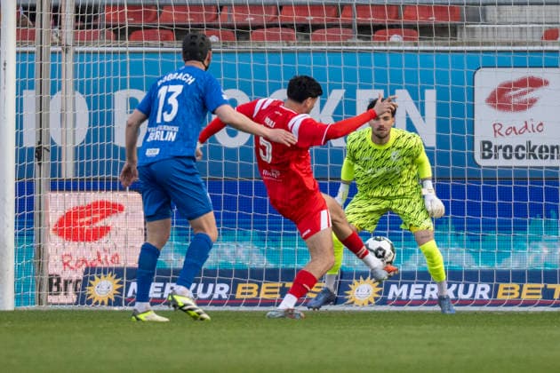 Regionalliga Nordost -Saison 25 26 Hallescher FC vs.VSG Altglienicke Halle, Deutschland 10.April 2026: Im Bild:v.li.Damian Roßbach (Altglienicke),Burim Halili (Halle) und Torhueter Luis Klatte (Altglienicke) Halle Saale Leuna Chemie Stadion Sachsen-Anhalt Deutschland *** Regionalliga Nordost Season 25 26 Hallescher FC vs VSG Altglienicke Halle, Germany 10 April 2026 In the picture from left Damian Roßbach Altglienicke ,Burim Halili Halle and goalkeeper Luis Klatte Altglienicke Halle Saale Leuna Chemie Stadion Sachsen Anhalt Germany