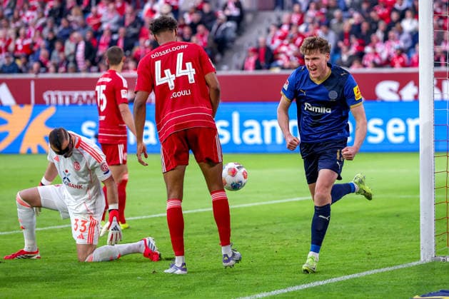 10.04.2026, Fußball, Fortuna Düsseldorf - Holstein Kiel, 2. Fußball Bundesliga, Herren, Merkur Spiel-Arena, 29. Spieltag, Saison 2025 2026: Torjubel nach dem Tor zum 1:0 durch Torschütze Phil Harres (Holstein Kiel 19) DFB regulations prohibit any use of photographs as image sequences and or quasi-video. Nordrhein-Westfalen Deutschland *** 10 04 2026, Football, Fortuna Düsseldorf Holstein Kiel, 2 Fußball Bundesliga, Herren, Merkur Spiel Arena, 29 Spieltag, Saison 2025 2026 Torjubel nach dem Tor zum 1 0 durch Torschütze Phil Harres Holstein Kiel 19 DFB regulations prohibit any use of photographs as image sequences and or quasi video Nordrhein Westfalen Germany