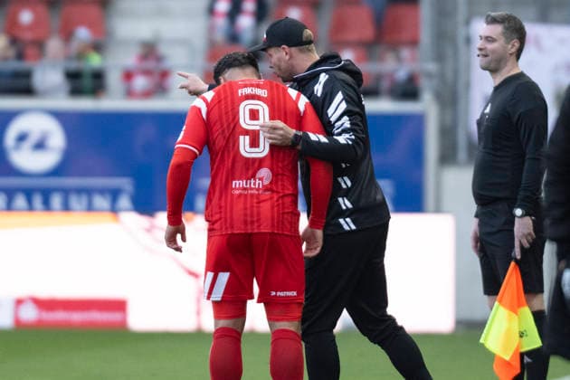 Regionalliga Nordost -Saison 25 26 Hallescher FC vs.VSG Altglienicke Halle, Deutschland 10.April 2026: Im Bild:v.li.Malek Fakhro (Halle) und Trainer Robert Schröder Schroeder (Halle) Halle Saale Leuna Chemie Stadion Sachsen-Anhalt Deutschland *** Regionalliga Nordost Season 25 26 Hallescher FC vs VSG Altglienicke Halle, Germany 10 April 2026 Pictured from left Malek Fakhro Halle and coach Robert Schröder Schroeder Halle Halle Saale Leuna Chemie Stadion Sachsen Anhalt Germany