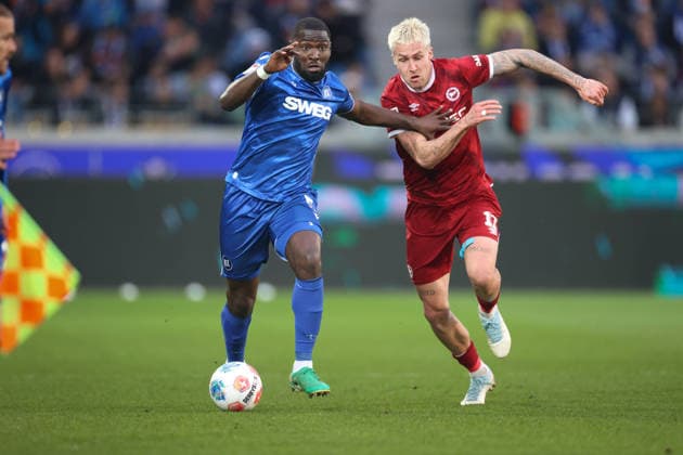 Stephan Ambrosius (Karlsruher SC, 05) im Zweikampf mit Joel Grodowski (DSC Arminia Bielefeld, 11), Karlsruher SC vs. DSC Arminia Bielefeld, Fussball, 2. Bundesliga, 29. Spieltag, 2025 2026, 10.04.2026, DFL REGULATIONS PROHIBIT ANY USE OF PHOTOGRAPHS AS IMAGE SEQUENCES AND OR QUASI-VIDEO, Karlsruher SC vs. DSC Arminia Bielefeld, Fussball, 2. Bundesliga, 29. Spieltag, 2025 2026, 10.04.2026 Karlsruhe *** Stephan Ambrosius Karlsruher SC, 05 in duel with Joel Grodowski DSC Arminia Bielefeld, 11 , Karlsruher SC vs DSC Arminia Bielefeld, Soccer, 2 Bundesliga, Matchday 29, 2025 2026, 10 04 2026, DFL REGULATIONS PROHIBIT ANY USE OF PHOTOGRAPHS AS IMAGE SEQUENCES AND OR QUASI VIDEO, Karlsruher SC vs DSC Arminia Bielefeld, Football, 2 Bundesliga, Matchday 29, 2025 2026, 10 04 2026 Karlsruhe Copyright: xEibner-Pressefoto JanxPrihodax EP_JPA