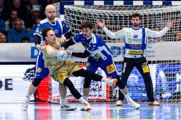 10 04 2026, GER, Handball, Men, Season 25 26, Daikin 1 Bl, 28 Matchday, ThSV Eisenach TSV Hannover Burgdorf Leif Tissier TSV Hannover Burgdorf , Peter Walz ThSV Eisenach,14 , Phillip Meyer ThSV Eisenach,27 99817 Eisenach Werner Assmann Halle Am Sportp Thueringen Germany