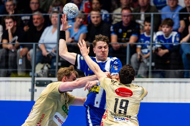 10 04 2026, GER, Handball, Men, Season 25 26, Daikin 1 Bl, 28 Matchday, ThSV Eisenach TSV Hannover Burgdorf Marian Michalczik TSV Hannover Burgdorf , Marius Steinhauser TSV Hannover Burgdorf , Oskar Joelsson ThSV Eisenach,3 99817 Eisenach Werner Assmann Halle Am Sportp Thueringen Germany