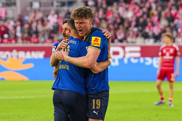 10.04.2026, xydrx, Fußball, 2. Fußball Bundesliga, Fortuna Düsseldorf - Holstein Kiel, Saison 2025 2026, Merkur Spiel-Arena: Torjubel nach dem Tor zum 1:0 für Holstein Kiel durch Torschütze Phil Harres (Holstein Kiel, 19) zusammen mit Adrian Kapralik (Holstein Kiel, 20) DFB regulations prohibit any use of photographs as image sequences and or quasi-video. *** 10 04 2026, xydrx, Fußball, 2 Fußball Bundesliga, Fortuna Düsseldorf Holstein Kiel, Saison 2025 2026, Merkur Spiel Arena Torjubel nach dem Tor zum 1 0 für Holstein Kiel durch Torschütze Phil Harres Holstein Kiel, 19 zusammen mit Adrian Kapralik Holstein Kiel, 20 DFB regulations prohibit any use of photographs as image sequences and or quasi video Copyright: HMBxMedia YannisxDreimann