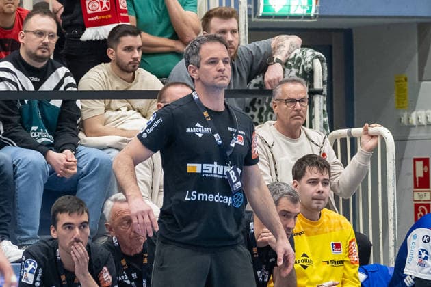 Matthia Flohr (HBW Balingen Weilstetten, Trainer) verfolgt das Spiel seiner Mannschaft. TuSEM Essen vs. HBW Balingen Weilstetten, Handball, 2. HBL, 27. Spieltag, Saison 2025 2026, 10.04.2026 TuSEM Essen vs. HBW Balingen Weilstetten, Handball, 2. HBL, 27. Spieltag, Saison 2025 2026, 10.04.2026 Essen *** Matthia Flohr HBW Balingen Weilstetten, Coach follows the match of his team TuSEM Essen vs HBW Balingen Weilstetten, Handball, 2 HBL, Matchday 27, Season 2025 2026, 10 04 2026 TuSEM Essen vs HBW Balingen Weilstetten, Handball, 2 HBL, Matchday 27, Season 2025 2026, 10 04 2026 Essen Copyright: xEibner-Pressefoto ThomasxHaeslerx EP_THR