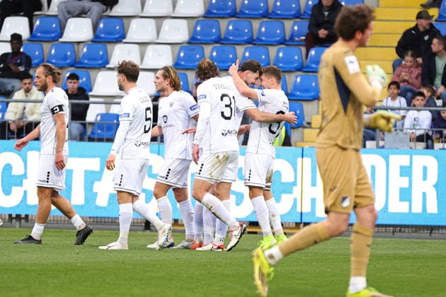 10.04.2026, Fussball, Herren, Dritte Liga, 33. Spieltag 3. Liga Saison 2025 2026: TSG 1899 Hoffenheim II - FC Schweinfurt 05 Schweinfurt feiert das 1:0 durch Sebastian Müller (FC Schweinfurt 05, 37) Sinsheim Dietmar-Hopp-Stadion Hoffenheim Baden-Württemberg Deutschland *** 10 04 2026, Football, Men, Third division, 33 Matchday 3 Liga Season 2025 2026 TSG 1899 Hoffenheim II FC Schweinfurt 05 Schweinfurt celebrates the 1 0 by Sebastian Müller FC Schweinfurt 05, 37 Sinsheim Dietmar Hopp Stadion Hoffenheim Baden Württemberg Germany