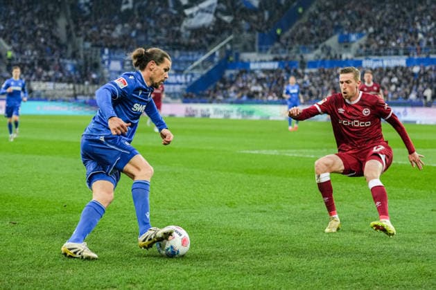 2. Bundesliga, Karlsruher SC vs Arminia Bielefeld, 10.04.2026 Zweikampf zwischen Sebastian Jung (Karlsruher SC, 2) und Arne Sicker (Arminia Bielefeld, 17) 2. Bundesliga, Karlsruher SC vs Arminia Bielefeld, BBBank Wildpark Karlsruhe, 10.04.2026 DFB DFL REGULATIONS PROHIBIT ANY USE OF PHOTOGRAPHS AS IMAGE SEQUENCES AND OR QUASI-VIDEO. *** 2 Bundesliga, Karlsruher SC vs Arminia Bielefeld, 10 04 2026 duel between Sebastian Jung Karlsruher SC, 2 and Arne Sicker Arminia Bielefeld, 17 2 Bundesliga, Karlsruher SC vs Arminia Bielefeld, BBBank Wildpark Karlsruhe, 10 04 2026 DFB DFL REGULATIONS PROHIBIT ANY USE OF PHOTOGRAPHS AS IMAGE SEQUENCES AND OR QUASI VIDEO Copyright: xBEAUTIFULxSPORTS Boscox
