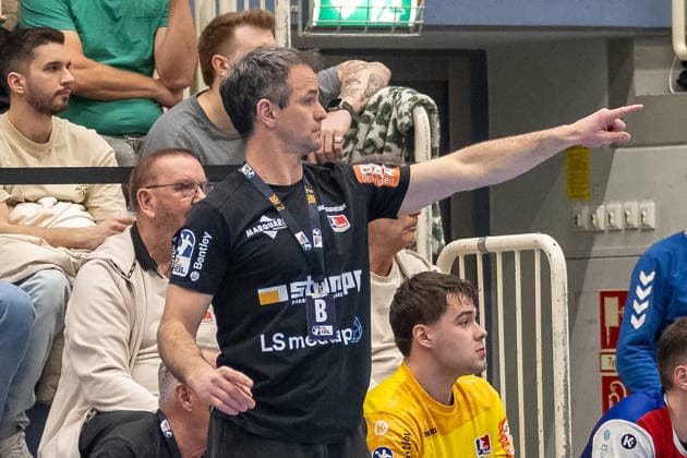 Matthia Flohr (HBW Balingen Weilstetten, Trainer) gibt seiner Mannschaft Anweisungen. TuSEM Essen vs. HBW Balingen Weilstetten, Handball, 2. HBL, 27. Spieltag, Saison 2025 2026, 10.04.2026 TuSEM Essen vs. HBW Balingen Weilstetten, Handball, 2. HBL, 27. Spieltag, Saison 2025 2026, 10.04.2026 Essen *** Matthia Flohr HBW Balingen Weilstetten, Coach gives instructions to his team TuSEM Essen vs HBW Balingen Weilstetten, Handball, 2 HBL, Matchday 27, Season 2025 2026, 10 04 2026 TuSEM Essen vs HBW Balingen Weilstetten, Handball, 2 HBL, Matchday 27, Season 2025 2026, 10 04 2026 Essen Copyright: xEibner-Pressefoto ThomasxHaeslerx EP_THR