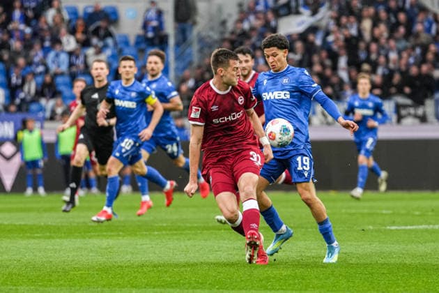 2. Bundesliga, Karlsruher SC vs Arminia Bielefeld, 10.04.2026 Zweikampf Robin Knoche (Arminia Bielefeld, 31) mit Louey Ben Farhat (Karlsruher SC, 19) 2. Bundesliga, Karlsruher SC vs Arminia Bielefeld, BBBank Wildpark Karlsruhe, 10.04.2026 DFB DFL REGULATIONS PROHIBIT ANY USE OF PHOTOGRAPHS AS IMAGE SEQUENCES AND OR QUASI-VIDEO. *** 2 Bundesliga, Karlsruher SC vs Arminia Bielefeld, 10 04 2026 duel Robin Knoche Arminia Bielefeld, 31 with Louey Ben Farhat Karlsruher SC, 19 2 Bundesliga, Karlsruher SC vs Arminia Bielefeld, BBBank Wildpark Karlsruhe, 10 04 2026 DFB DFL REGULATIONS PROHIBIT ANY USE OF PHOTOGRAPHS AS IMAGE SEQUENCES AND OR QUASI VIDEO Copyright: xBEAUTIFULxSPORTS Boscox