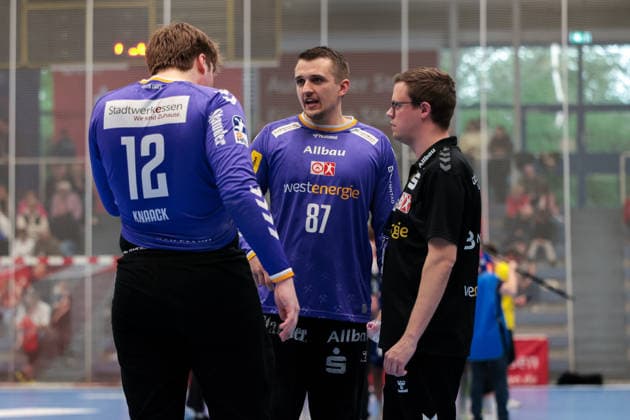 10.04.2026, 27. Spieltag der 2. Handball Bundesliga, TuSEM Essen - HBW Balingen-Weilstetten. v. l. Torwart Finn Knaack (TuSEM Essen), Torwart Dominik Plaue (TuSEM Essen), Torwart-Trainer Dorian Wagner (TuSEM Essen). Essen Am Hallo NRW Deutschland xRHR-FOTO DEx *** 10 04 2026, 27 Matchday of the 2 Handball Bundesliga, TuSEM Essen HBW Balingen Weilstetten f l Goalkeeper Finn Knaack TuSEM Essen , Goalkeeper Dominik Plaue TuSEM Essen , Goalkeeper Coach Dorian Wagner TuSEM Essen Essen Am Hallo NRW Germany xRHR PHOTO DEx Copyright: DennisxEwert RHR-FOTOx RHR-FOTO DE
