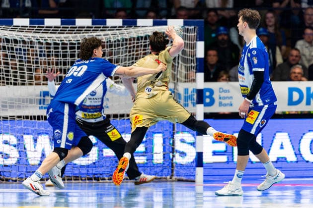 10 04 2026, GER, Handball, Men, Season 25 26, Daikin 1 Bl, 28 Matchday, ThSV Eisenach TSV Hannover Burgdorf Tillman Leu ThSV Eisenach,99 , Leif Tissier TSV Hannover Burgdorf 99817 Eisenach Werner Assmann Halle Am Sportp Thueringen Germany