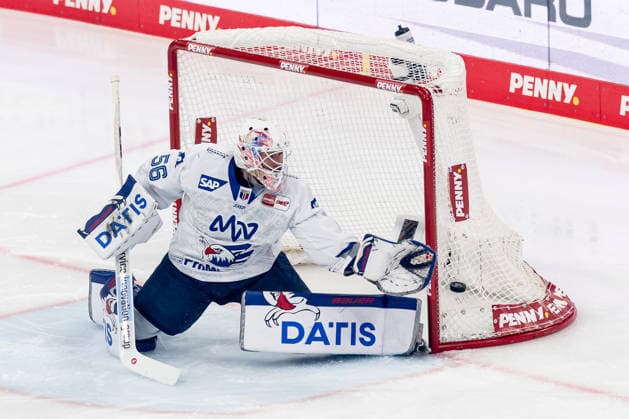 Maximilian Franzreb (Torwart, Adler Mannheim, 56) bei der Abwehr eines Pucks GER, EHC Red Bull Muenchen vs. Adler Mannheim, Eishockey, DEL, Playoffs, Halbfinale Spiel 2, Saison 2025 2026, 10.04.2026. GER, EHC Red Bull Muenchen vs. Adler Mannheim, Eishockey, DEL, Playoffs, Halbfinale Spiel 2, Saison 2025 2026, 10.04.2026. Muenchen *** Maximilian Franzreb Goalkeeper, Adler Mannheim, 56 defending a puck GER, EHC Red Bull Muenchen vs Adler Mannheim, Ice Hockey, DEL, Playoffs, Semifinal Game 2, Season 2025 2026, 10 04 2026 GER, EHC Red Bull Muenchen vs Adler Mannheim, Ice Hockey, DEL, Playoffs, Semifinal Game 2, Season 2025 2026, 10 04 2026 Muenchen Copyright: xEibner-Pressefoto FranzxFeinerx EP_HFR
