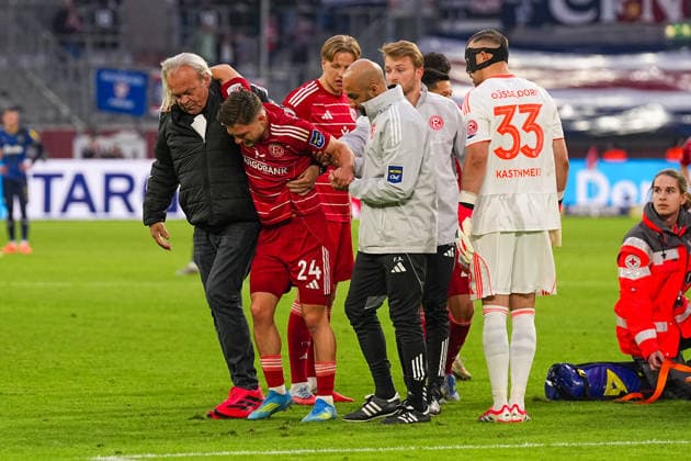 10.04.2026, xydrx, Fußball, 2. Fußball Bundesliga, Fortuna Düsseldorf - Holstein Kiel, Saison 2025 2026, Merkur Spiel-Arena: Florent Muslija (Fortuna Düsseldorf, 24) verlässt verletzt das Feld DFB regulations prohibit any use of photographs as image sequences and or quasi-video. *** 10 04 2026, xydrx, Fußball, 2 Fußball Bundesliga, Fortuna Düsseldorf Holstein Kiel, Saison 2025 2026, Merkur Spiel Arena Florent Muslija Fortuna Düsseldorf, 24 leaves the field injured DFB regulations prohibit any use of photographs as image sequences and or quasi video Copyright: HMBxMedia YannisxDreimann