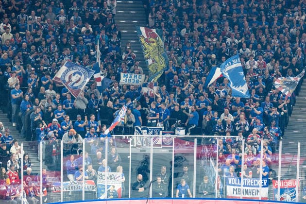 Die mitgereisten Mannheimer Fans im Gaesteblock GER, EHC Red Bull Muenchen vs. Adler Mannheim, Eishockey, DEL, Playoffs, Halbfinale Spiel 2, Saison 2025 2026, 10.04.2026. GER, EHC Red Bull Muenchen vs. Adler Mannheim, Eishockey, DEL, Playoffs, Halbfinale Spiel 2, Saison 2025 2026, 10.04.2026. Muenchen *** The accompanying Mannheim fans in the guest block GER, EHC Red Bull Muenchen vs Adler Mannheim, ice hockey, DEL, playoffs, semi-final game 2, season 2025 2026, 10 04 2026 GER, EHC Red Bull Muenchen vs Adler Mannheim, ice hockey, DEL, playoffs, semi-final game 2, season 2025 2026, 10 04 2026 Muenchen Copyright: xEibner-Pressefoto FranzxFeinerx EP_HFR
