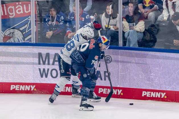 Kampf um den Puck Zweikampf zwischen Alexander Ehl (Adler Mannheim, 28) und Maximilian Daubner (EHC Red Bull Muenchen, 70) GER, EHC Red Bull Muenchen vs. Adler Mannheim, Eishockey, DEL, Playoffs, Halbfinale Spiel 2, Saison 2025 2026, 10.04.2026. GER, EHC Red Bull Muenchen vs. Adler Mannheim, Eishockey, DEL, Playoffs, Halbfinale Spiel 2, Saison 2025 2026, 10.04.2026. Muenchen *** Battle for the puck duel between Alexander Ehl Adler Mannheim, 28 and Maximilian Daubner EHC Red Bull Muenchen, 70 GER, EHC Red Bull Muenchen vs Adler Mannheim, ice hockey, DEL, playoffs, semi-final game 2, 2025 2026 season, 10 04 2026 GER, EHC Red Bull Muenchen vs Adler Mannheim, ice hockey, DEL, playoffs, semi-final game 2, 2025 2026 season, 10 04 2026 Muenchen Copyright: xEibner-Pressefoto FranzxFeinerx EP_HFR