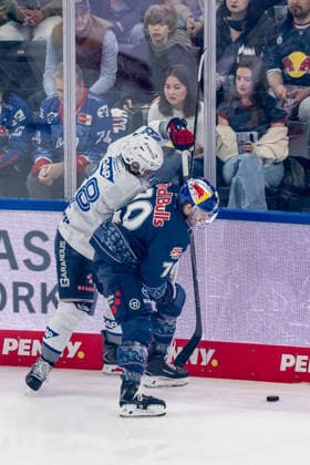 Kampf um den Puck Zweikampf zwischen Alexander Ehl (Adler Mannheim, 28) und Maximilian Daubner (EHC Red Bull Muenchen, 70) GER, EHC Red Bull Muenchen vs. Adler Mannheim, Eishockey, DEL, Playoffs, Halbfinale Spiel 2, Saison 2025 2026, 10.04.2026. GER, EHC Red Bull Muenchen vs. Adler Mannheim, Eishockey, DEL, Playoffs, Halbfinale Spiel 2, Saison 2025 2026, 10.04.2026. Muenchen *** Battle for the puck duel between Alexander Ehl Adler Mannheim, 28 and Maximilian Daubner EHC Red Bull Muenchen, 70 GER, EHC Red Bull Muenchen vs Adler Mannheim, ice hockey, DEL, playoffs, semi-final game 2, 2025 2026 season, 10 04 2026 GER, EHC Red Bull Muenchen vs Adler Mannheim, ice hockey, DEL, playoffs, semi-final game 2, 2025 2026 season, 10 04 2026 Muenchen Copyright: xEibner-Pressefoto FranzxFeinerx EP_HFR