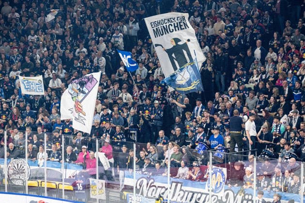 Die Muenchner Fans in der Nordkurve GER, EHC Red Bull Muenchen vs. Adler Mannheim, Eishockey, DEL, Playoffs, Halbfinale Spiel 2, Saison 2025 2026, 10.04.2026. GER, EHC Red Bull Muenchen vs. Adler Mannheim, Eishockey, DEL, Playoffs, Halbfinale Spiel 2, Saison 2025 2026, 10.04.2026. Muenchen *** The Munich fans in the Nordkurve GER, EHC Red Bull Muenchen vs Adler Mannheim, ice hockey, DEL, playoffs, semi-final game 2, season 2025 2026, 10 04 2026 GER, EHC Red Bull Muenchen vs Adler Mannheim, ice hockey, DEL, playoffs, semi-final game 2, season 2025 2026, 10 04 2026 Muenchen Copyright: xEibner-Pressefoto FranzxFeinerx EP_HFR