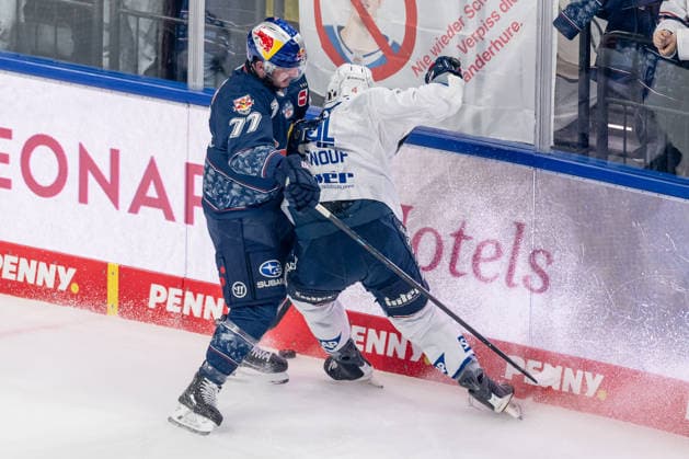 Kampf um den Puck Zweikampf zwischen Adam Brooks (EHC Red Bull Muenchen, 77) und Dan Renouf (Adler Mannheim, 4) GER, EHC Red Bull Muenchen vs. Adler Mannheim, Eishockey, DEL, Playoffs, Halbfinale Spiel 2, Saison 2025 2026, 10.04.2026. GER, EHC Red Bull Muenchen vs. Adler Mannheim, Eishockey, DEL, Playoffs, Halbfinale Spiel 2, Saison 2025 2026, 10.04.2026. Muenchen *** Battle for the puck duel between Adam Brooks EHC Red Bull Muenchen, 77 and Dan Renouf Adler Mannheim, 4 GER, EHC Red Bull Muenchen vs Adler Mannheim, ice hockey, DEL, playoffs, semi-final game 2, 2025 2026 season, 10 04 2026 GER, EHC Red Bull Muenchen vs Adler Mannheim, ice hockey, DEL, playoffs, semi-final game 2, 2025 2026 season, 10 04 2026 Muenchen Copyright: xEibner-Pressefoto FranzxFeinerx EP_HFR
