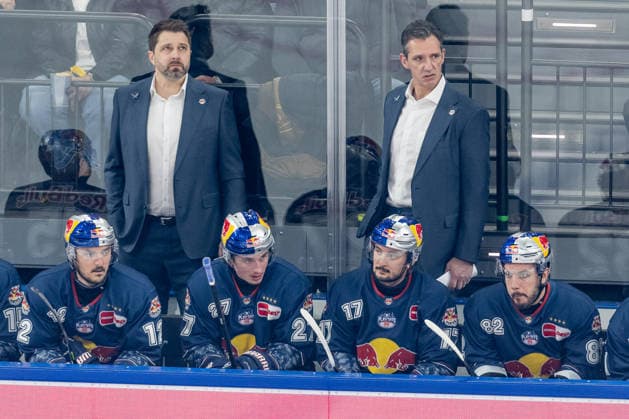 Oliver David (Chef-Trainer, EHC Red Bull Muenchen) und Rob Leask (Co-Trainer, EHC Red Bull Muenchen) GER, EHC Red Bull Muenchen vs. Adler Mannheim, Eishockey, DEL, Playoffs, Halbfinale Spiel 2, Saison 2025 2026, 10.04.2026. GER, EHC Red Bull Muenchen vs. Adler Mannheim, Eishockey, DEL, Playoffs, Halbfinale Spiel 2, Saison 2025 2026, 10.04.2026. Muenchen *** Oliver David Head Coach, EHC Red Bull Muenchen and Rob Leask Co Coach, EHC Red Bull Muenchen GER, EHC Red Bull Muenchen vs Adler Mannheim, Ice Hockey, DEL, Playoffs, Semifinal Game 2, Season 2025 2026, 10 04 2026 GER, EHC Red Bull Muenchen vs Adler Mannheim, Ice Hockey, DEL, Playoffs, Semifinal Game 2, Season 2025 2026, 10 04 2026 Muenchen Copyright: xEibner-Pressefoto FranzxFeinerx EP_HFR