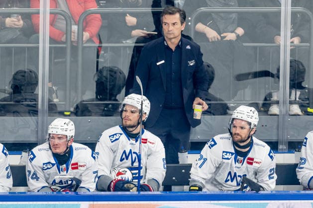 Dallas Eakins (Chef-Trainer, Adler Mannheim) GER, EHC Red Bull Muenchen vs. Adler Mannheim, Eishockey, DEL, Playoffs, Halbfinale Spiel 2, Saison 2025 2026, 10.04.2026. GER, EHC Red Bull Muenchen vs. Adler Mannheim, Eishockey, DEL, Playoffs, Halbfinale Spiel 2, Saison 2025 2026, 10.04.2026. Muenchen *** Dallas Eakins Head Coach, Adler Mannheim GER, EHC Red Bull Muenchen vs Adler Mannheim, Ice Hockey, DEL, Playoffs, Semifinal Game 2, Season 2025 2026, 10 04 2026 GER, EHC Red Bull Muenchen vs Adler Mannheim, Ice Hockey, DEL, Playoffs, Semifinal Game 2, Season 2025 2026, 10 04 2026 Muenchen Copyright: xEibner-Pressefoto FranzxFeinerx EP_HFR