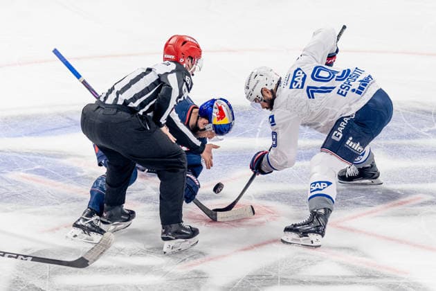 Linesperson Markus Merk fuehrt ein Bully Faceoff aus zwischen Patrick Hager (EHC Red Bull Muenchen, 52) und Luke Esposito (Adler Mannheim, 19) GER, EHC Red Bull Muenchen vs. Adler Mannheim, Eishockey, DEL, Playoffs, Halbfinale Spiel 2, Saison 2025 2026, 10.04.2026. GER, EHC Red Bull Muenchen vs. Adler Mannheim, Eishockey, DEL, Playoffs, Halbfinale Spiel 2, Saison 2025 2026, 10.04.2026. Muenchen *** Linesman Markus Merk executes a faceoff between Patrick Hager EHC Red Bull Muenchen, 52 and Luke Esposito Adler Mannheim, 19 GER, EHC Red Bull Muenchen vs Adler Mannheim, Ice Hockey, DEL, Playoffs, Semifinal Game 2, 2025 2026 Season, 10 04 2026 GER, EHC Red Bull Muenchen vs Adler Mannheim, Ice Hockey, DEL, Playoffs, Semifinal Game 2, 2025 2026 Season, 10 04 2026 Muenchen Copyright: xEibner-Pressefoto FranzxFeinerx EP_HFR