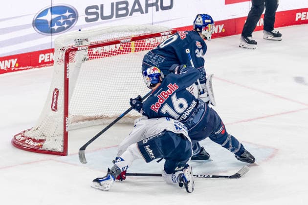 Konrad Abeltshauser (EHC Red Bull Muenchen, 16) verteidigt gegen Zach Solow (Adler Mannheim, 73) vor dem Tor von Antoine Bibeau (Torwart, EHC Red Bull Muenchen, 30) GER, EHC Red Bull Muenchen vs. Adler Mannheim, Eishockey, DEL, Playoffs, Halbfinale Spiel 2, Saison 2025 2026, 10.04.2026. GER, EHC Red Bull Muenchen vs. Adler Mannheim, Eishockey, DEL, Playoffs, Halbfinale Spiel 2, Saison 2025 2026, 10.04.2026. Muenchen *** Konrad Abeltshauser EHC Red Bull Muenchen, 16 defends against Zach Solow Adler Mannheim, 73 in front of Antoine Bibeaus goal Goalkeeper, EHC Red Bull Muenchen, 30 GER, EHC Red Bull Muenchen vs Adler Mannheim, Ice Hockey, DEL, Playoffs, Semifinal Game 2, 2025 2026 Season, 10 04 2026 GER, EHC Red Bull Muenchen vs Adler Mannheim, Ice Hockey, DEL, Playoffs, Semifinal Game 2, 2025 2026 Season, 10 04 2026 Muenchen Copyright: xEibner-Pressefoto FranzxFeinerx EP_HFR