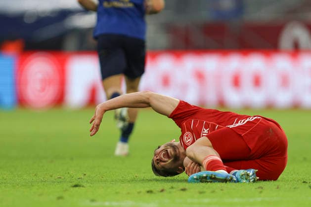 Florent Muslija (Fortuna Düsseldorf) liegt verletzt am Boden waehrend des Spiels der 2. Bundesliga zwischen Fortuna Düsseldorf und Holstein Kiel, Merkur Spiel-Arena am 10. April 2026 in Düsseldorf, Deutschland. (Foto von Oliver Kaelke DeFodi Images) +++ Florent Muslija (Fortuna Düsseldorf) injured on the ground during the 2. Bundesliga match between Fortuna Düsseldorf and Holstein Kiel at Merkur Spiel-Arena on April 10, 2026 in Düsseldorf, Germany. (Photo by Oliver Kaelke DeFodi Images) (Photo by Oliver Kaelke DeFodi Images) - *** Florent Muslija Fortuna Düsseldorf is injured on the ground during the 2 Bundesliga match between Fortuna Düsseldorf and Holstein Kiel, Merkur Spiel Arena on April 10, 2026 in Düsseldorf, Germany Photo by Oliver Kaelke DeFodi Images Florent Muslija Fortuna Düsseldorf injured on the ground during the 2 Bundesliga match between Fortuna Düsseldorf and Holstein Kiel at Merkur Spiel Arena on April 10, 2026 in Düsseldorf, Germany Photo by Oliver Kaelke DeFodi Images