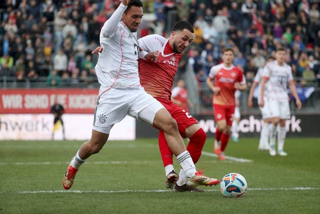 10.04.2026, xfsx, Herren, Fussball, Saison 2025 2026, Regionalliga Bayern, 28. Spieltag: FC Wuerzburger Kickers - FC Bayern Muenchen II v.li.: Vincent Ugo Manuba (FC Bayern Muenchen II), Dion Berisha (FC Wuerzburger Kickers) Wuerzburg AKON ARENA Bayern Deutschland *** 10 04 2026, xfsx, Men, Soccer, Season 2025 2026, Regionalliga Bayern, 28 Matchday FC Wuerzburger Kickers FC Bayern Muenchen II v li Vincent Ugo Manuba FC Bayern Muenchen II , Dion Berisha FC Wuerzburger Kickers Wuerzburg AKON ARENA Bayern Germany