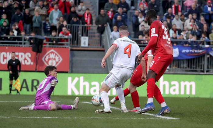 10.04.2026, xfsx, Herren, Fussball, Saison 2025 2026, Regionalliga Bayern, 28. Spieltag: FC Wuerzburger Kickers - FC Bayern Muenchen II v.li.: Gerhard Jannis Baertl (FC Bayern Muenchen II), David Heindl (FC Bayern Muenchen II), Tim Kraus (FC Wuerzburger Kickers), Tarsis Bonga (FC Wuerzburger Kickers) Wuerzburg AKON ARENA Bayern Deutschland *** 10 04 2026, xfsx, Men, Soccer, Season 2025 2026, Regionalliga Bayern, 28 Matchday FC Wuerzburger Kickers FC Bayern Muenchen II v li Gerhard Jannis Baertl FC Bayern Muenchen II , David Heindl FC Bayern Muenchen II , Tim Kraus FC Wuerzburger Kickers , Tarsis Bonga FC Wuerzburger Kickers Wuerzburg AKON ARENA Bayern Germany
