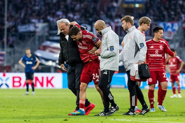 2. Fussball Bundesliga: Fortuna Düsseldorf 1895 - Holstein Kiel; 10.04.2026 Florent Muslija (Fortuna Düsseldorf, 24) wird verletzt vom Platz begleitet 2. Fussball Bundesliga, Fortuna Düsseldorf 1895 - Holstein Kiel, Düsseldorf, Merkur Spiel-Arena am 10.04.2026 DFL REGULATIONS PROHIBIT ANY USE OF PHOTOGRAPHS AS IMAGE SEQUENCES AND OR QUASI-VIDEO. *** 2 Soccer Bundesliga Fortuna Düsseldorf 1895 Holstein Kiel 10 04 2026 Florent Muslija Fortuna Düsseldorf, 24 is escorted off the pitch injured 2 Soccer Bundesliga, Fortuna Düsseldorf 1895 Holstein Kiel, Düsseldorf, Merkur Spiel Arena on 10 04 2026 DFL REGULATES PROHIBIT ANY USE OF PHOTOGRAPHS AS IMAGE SEQUENCES AND OR QUASI VIDEO Copyright: xBEAUTIFULxSPORTS Wunderlx