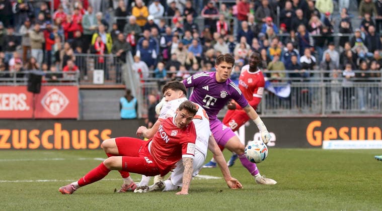 10.04.2026, xfsx, Herren, Fussball, Saison 2025 2026, Regionalliga Bayern, 28. Spieltag: FC Wuerzburger Kickers - FC Bayern Muenchen II v.li.: Martin Thomann (FC Wuerzburger Kickers), Ljubo Puljic (FC Bayern Muenchen II), Gerhard Jannis Baertl (FC Bayern Muenchen II), Tarsis Bonga (FC Wuerzburger Kickers) Wuerzburg AKON ARENA Bayern Deutschland *** 10 04 2026, xfsx, Men, Soccer, Season 2025 2026, Regionalliga Bayern, 28 Matchday FC Wuerzburger Kickers FC Bayern Muenchen II v li Martin Thomann FC Wuerzburger Kickers , Ljubo Puljic FC Bayern Muenchen II , Gerhard Jannis Baertl FC Bayern Muenchen II , Tarsis Bonga FC Wuerzburger Kickers Wuerzburg AKON ARENA Bayern Germany