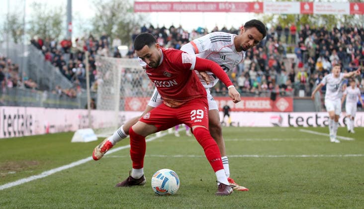10.04.2026, xfsx, Herren, Fussball, Saison 2025 2026, Regionalliga Bayern, 28. Spieltag: FC Wuerzburger Kickers - FC Bayern Muenchen II v.li.: Dion Berisha (FC Wuerzburger Kickers), Vincent Ugo Manuba (FC Bayern Muenchen II) Wuerzburg AKON ARENA Bayern Deutschland *** 10 04 2026, xfsx, Men, Soccer, Season 2025 2026, Regionalliga Bayern, 28 Matchday FC Wuerzburger Kickers FC Bayern Muenchen II v li Dion Berisha FC Wuerzburger Kickers , Vincent Ugo Manuba FC Bayern Muenchen II Wuerzburg AKON ARENA Bayern Germany