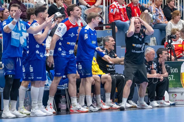 Die Balinger Spieler und Matthia Flohr (HBW Balingen Weilstetten, Trainer) koennen die Entscheidung nicht verstehen. TuSEM Essen vs. HBW Balingen Weilstetten, Handball, 2. HBL, 27. Spieltag, Saison 2025 2026, 10.04.2026 TuSEM Essen vs. HBW Balingen Weilstetten, Handball, 2. HBL, 27. Spieltag, Saison 2025 2026, 10.04.2026 Essen *** The Balingen players and Matthia Flohr HBW Balingen Weilstetten, coach cannot understand the decision TuSEM Essen vs HBW Balingen Weilstetten, Handball, 2 HBL, Matchday 27, Season 2025 2026, 10 04 2026 TuSEM Essen vs HBW Balingen Weilstetten, Handball, 2 HBL, Matchday 27, Season 2025 2026, 10 04 2026 Essen Copyright: xEibner-Pressefoto ThomasxHaeslerx EP_THR