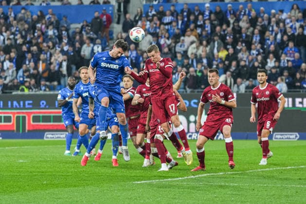 2. Bundesliga, Karlsruher SC vs Arminia Bielefeld, 10.04.2026 Kopfballduell zwischen Nicolai Rapp (Karlsruher SC, 6) und Arne Sicker (Arminia Bielefeld, 17) 2. Bundesliga, Karlsruher SC vs Arminia Bielefeld, BBBank Wildpark Karlsruhe, 10.04.2026 DFB DFL REGULATIONS PROHIBIT ANY USE OF PHOTOGRAPHS AS IMAGE SEQUENCES AND OR QUASI-VIDEO. *** 2 Bundesliga, Karlsruher SC vs Arminia Bielefeld, 10 04 2026 Header duel between Nicolai Rapp Karlsruher SC, 6 and Arne Sicker Arminia Bielefeld, 17 2 Bundesliga, Karlsruher SC vs Arminia Bielefeld, BBBank Wildpark Karlsruhe, 10 04 2026 DFB DFL REGULATIONS PROHIBIT ANY USE OF PHOTOGRAPHS AS IMAGE SEQUENCES AND OR QUASI VIDEO Copyright: xBEAUTIFULxSPORTS Boscox