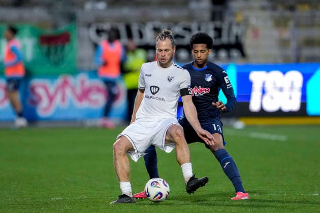 v.li.: Kristian Böhnlein (Schweinfurt, 13), Natnael Abraha (TSG II, 13), Zweikampf, Spielszene, Duell, duel, tackle, tackling, Dynamik, Action, Aktion, 10.04.2026, Sinsheim (Deutschland), Fussball, 3. Liga, TSG 1899 Hoffenheim II - 1. FC Schweinfurt 05, DFB DFL REGULATIONS PROHIBIT ANY USE OF PHOTOGRAPHS AS IMAGE SEQUENCES AND OR QUASI-VIDEO. *** v li Kristian Böhnlein Schweinfurt, 13 , Natnael Abraha TSG II, 13 , duel, duel, tackle, tackling, dynamics, action, action, 10 04 2026, Sinsheim Germany , Football, 3 Liga, TSG 1899 Hoffenheim II 1 FC Schweinfurt 05, DFB DFL REGULATIONS PROHIBIT ANY USE OF PHOTOGRAPHS AS IMAGE SEQUENCES AND OR QUASI VIDEO xozx