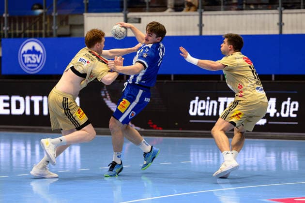 Felix Aellen ThSV Eisenach, 22 , Lukas Stutzke TSV Hannover Burgdorf, 39 , Renars Uscins TSV Hannover Burgdorf, 10 GER, ThSV Eisenach v TSV Hannover Burgdorf, 1 Daikin Handballbundesliga, Handball, 28 Matchday, 2025 2026 Season, 7 00 p.m., 10 04 2026 GER, ThSV Eisenach v TSV Hannover Burgdorf, 1 Daikin Handballbundesliga, Handball, 28 Matchday, 2025 2026 Season, 7 00 p.m., 10 04 2026 Eisenach Copyright: xEibner-Pressefoto MartinxHerbstx EP_MHT