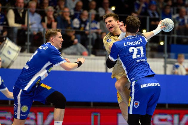 Renars Uscins TSV Hannover Burgdorf, 10 , Philipp Meyer ThSV Eisenach, 27 , Oskar Joelsson ThSV Eisenach, 03 GER, ThSV Eisenach v TSV Hannover Burgdorf, 1 Daikin Handballbundesliga, Handball, Matchday 28, 2025 2026 season, 7 p.m., 10 04 2026 GER, ThSV Eisenach v TSV Hannover Burgdorf, 1 Daikin Handballbundesliga, Handball, Matchday 28, 2025 2026 season, 7 p.m., 10 04 2026 Eisenach Copyright: xEibner-Pressefoto MartinxHerbstx EP_MHT