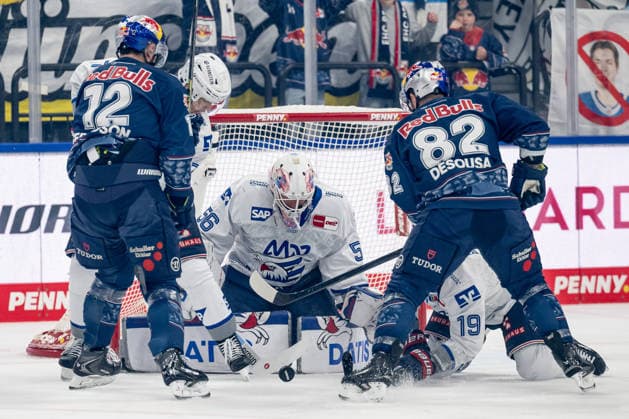 Brady Ferguson (EHC Red Bull Muenchen, 12) und Chris DeSousa (EHC Red Bull Muenchen, 82) verpassen hier gegen Maximilian Franzreb (Torwart, Adler Mannheim, 56) und Luke Esposito (Adler Mannheim, 19) GER, EHC Red Bull Muenchen vs. Adler Mannheim, Eishockey, DEL, Playoffs, Halbfinale Spiel 2, Saison 2025 2026, 10.04.2026. GER, EHC Red Bull Muenchen vs. Adler Mannheim, Eishockey, DEL, Playoffs, Halbfinale Spiel 2, Saison 2025 2026, 10.04.2026. Muenchen *** Brady Ferguson EHC Red Bull Muenchen, 12 and Chris DeSousa EHC Red Bull Muenchen, 82 miss here against Maximilian Franzreb goalie, Adler Mannheim, 56 and Luke Esposito Adler Mannheim, 19 GER, EHC Red Bull Muenchen vs Adler Mannheim, Ice Hockey, DEL, Playoffs, Semifinal Game 2, Season 2025 2026, 10 04 2026 GER, EHC Red Bull Muenchen vs Adler Mannheim, Ice Hockey, DEL, Playoffs, Semifinal Game 2, Season 2025 2026, 10 04 2026 Muenchen Copyright: xEibner-Pressefoto HeikexFeinerx EP_HFR