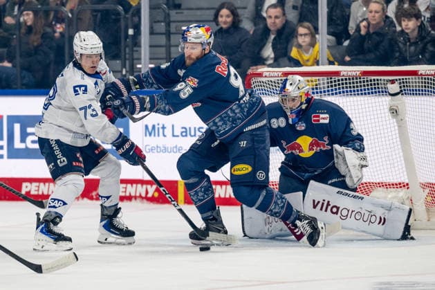 Dillon Heatherington (EHC Red Bull Muenchen, 95) verteidigt gegen Zach Solow (Adler Mannheim, 73) vor dem Tor von Antoine Bibeau (Torwart, EHC Red Bull Muenchen, 30) GER, EHC Red Bull Muenchen vs. Adler Mannheim, Eishockey, DEL, Playoffs, Halbfinale Spiel 2, Saison 2025 2026, 10.04.2026. GER, EHC Red Bull Muenchen vs. Adler Mannheim, Eishockey, DEL, Playoffs, Halbfinale Spiel 2, Saison 2025 2026, 10.04.2026. Muenchen *** Dillon Heatherington EHC Red Bull Muenchen, 95 defends against Zach Solow Adler Mannheim, 73 in front of goal by Antoine Bibeau goalie, EHC Red Bull Muenchen, 30 GER, EHC Red Bull Muenchen vs Adler Mannheim, ice hockey, DEL, playoffs, semi-final game 2, 2025 2026 season, 10 04 2026 GER, EHC Red Bull Muenchen vs Adler Mannheim, ice hockey, DEL, playoffs, semi-final game 2, 2025 2026 season, 10 04 2026 Muenchen Copyright: xEibner-Pressefoto HeikexFeinerx EP_HFR