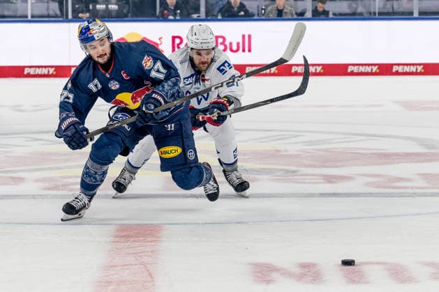 Kampf um den Puck Zweikampf zwischen Taro Hirose (EHC Red Bull Muenchen, 17) und Kris Bennett (Adler Mannheim, 21) GER, EHC Red Bull Muenchen vs. Adler Mannheim, Eishockey, DEL, Playoffs, Halbfinale Spiel 2, Saison 2025 2026, 10.04.2026. GER, EHC Red Bull Muenchen vs. Adler Mannheim, Eishockey, DEL, Playoffs, Halbfinale Spiel 2, Saison 2025 2026, 10.04.2026. Muenchen *** Battle for the puck duel between Taro Hirose EHC Red Bull Muenchen, 17 and Kris Bennett Adler Mannheim, 21 GER, EHC Red Bull Muenchen vs Adler Mannheim, ice hockey, DEL, playoffs, semi-final game 2, 2025 2026 season, 10 04 2026 GER, EHC Red Bull Muenchen vs Adler Mannheim, ice hockey, DEL, playoffs, semi-final game 2, 2025 2026 season, 10 04 2026 Muenchen Copyright: xEibner-Pressefoto HeikexFeinerx EP_HFR