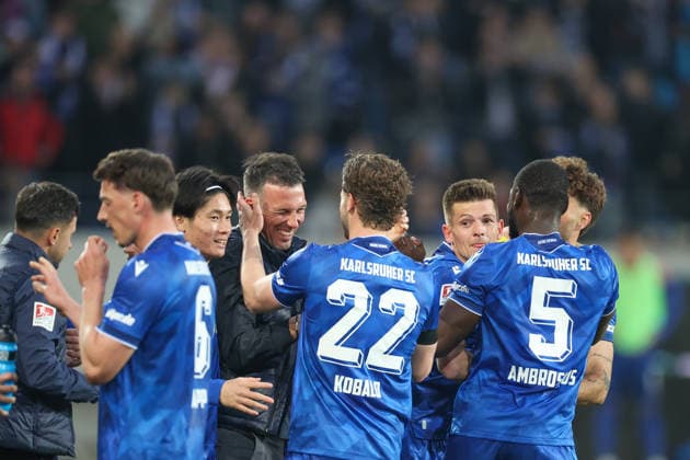 Christoph Kobald (Karlsruher SC, 22) herzt seinen Trainer Christian Eichner (Karlsruher SC, Chef-Trainer) nach dem Treffer zum 3:1 durch Fabian Schleusener (Karlsruher SC, 24), Karlsruher SC vs. DSC Arminia Bielefeld, Fussball, 2. Bundesliga, 29. Spieltag, 2025 2026, 10.04.2026, DFL REGULATIONS PROHIBIT ANY USE OF PHOTOGRAPHS AS IMAGE SEQUENCES AND OR QUASI-VIDEO, Karlsruher SC vs. DSC Arminia Bielefeld, Fussball, 2. Bundesliga, 29. Spieltag, 2025 2026, 10.04.2026 Karlsruhe *** Christoph Kobald Karlsruher SC, 22 hugs his coach Christian Eichner Karlsruher SC, head coach after Fabian Schleuseners goal for 3 1 Karlsruher SC, 24 , Karlsruher SC vs DSC Arminia Bielefeld, Soccer, 2 Bundesliga, 29 Matchday, 2025 2026, 10 04 2026, DFL REGULATES PROHIBIT ANY USE OF PHOTOGRAPHS AS IMAGE SEQUENCES AND OR QUASI VIDEO, Karlsruher SC vs DSC Arminia Bielefeld, Football, 2 Bundesliga, 29 Matchday, 2025 2026, 10 04 2026 Karlsruhe Copyright: xEibner-Pressefoto JanxPrihodax EP_JPA
