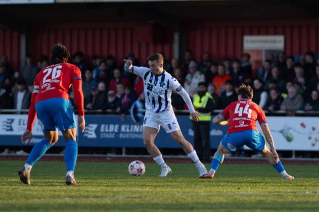 GER, Fussball, RLN, SV Drochtersen Assel vs VfB Oldenburg 10.04.2026, Kehdinger Stadion, Drochtersen, GER, RLN, SV Drochtersen Assel vs VfB Oldenburg, DFL regulations prohibit any use of photographs as image sequences and or quasi-video, im Bild Rafael BRAND ( VfB Oldenburg 8 ) Liam GIWAH ( SV Drochtersen Assel 26 ) Robin KÖLLE KOELLE ( SV Drochtersen Assel 44 ) *** GER, Soccer, RLN, SV Drochtersen Assel vs VfB Oldenburg 10 04 2026, Kehdinger Stadion, Drochtersen, GER, RLN, SV Drochtersen Assel vs VfB Oldenburg, DFL regulations prohibit any use of photographs as image sequences and or quasi video, pictured Rafael BRAND VfB Oldenburg 8 Liam GIWAH SV Drochtersen Assel 26 Robin KÖLLE KOELLE SV Drochtersen Assel 44 nordphotoxgmbhx xRojahn nph00310