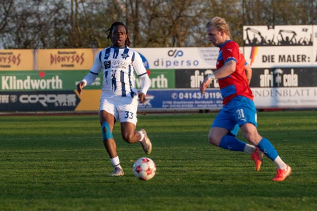 GER, Fussball, RLN, SV Drochtersen Assel vs VfB Oldenburg 10.04.2026, Kehdinger Stadion, Drochtersen, GER, RLN, SV Drochtersen Assel vs VfB Oldenburg, DFL regulations prohibit any use of photographs as image sequences and or quasi-video, im Bild Matti CEBULLA ( SV Drochtersen Assel 31 ) Ngufor ANUBODEM( VfB Oldenburg 33 ) *** GER, Soccer, RLN, SV Drochtersen Assel vs VfB Oldenburg 10 04 2026, Kehdinger Stadion, Drochtersen, GER, RLN, SV Drochtersen Assel vs VfB Oldenburg, DFL regulations prohibit any use of photographs as image sequences and or quasi video, pictured Matti CEBULLA SV Drochtersen Assel 31 Ngufor ANUBODEM VfB Oldenburg 33 nordphotoxgmbhx xRojahn nph00310