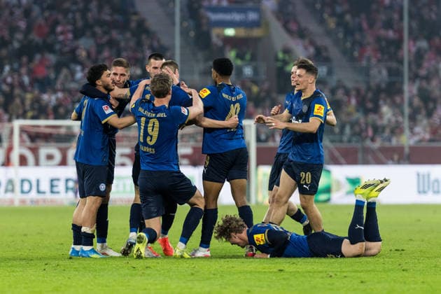 2. Fussball Bundesliga: Fortuna Düsseldorf 1895 - Holstein Kiel; 10.04.2026 Jubel zum 1:2 durch Ivan Nekic (Holstein Kiel, 13), Tor, Torjubel 2. Fussball Bundesliga, Fortuna Düsseldorf 1895 - Holstein Kiel, Düsseldorf, Merkur Spiel-Arena am 10.04.2026 DFL REGULATIONS PROHIBIT ANY USE OF PHOTOGRAPHS AS IMAGE SEQUENCES AND OR QUASI-VIDEO. *** 2 Soccer Bundesliga Fortuna Düsseldorf 1895 Holstein Kiel 10 04 2026 Cheering for 1 2 by Ivan Nekic Holstein Kiel, 13 , Goal, Goal celebration 2 Soccer Bundesliga, Fortuna Düsseldorf 1895 Holstein Kiel, Düsseldorf, Merkur Spiel Arena on 10 04 2026 DFL REGULATIONS PROHIBIT ANY USE OF PHOTOGRAPHS AS IMAGE SEQUENCES AND OR QUASI VIDEO Copyright: xBEAUTIFULxSPORTS Wunderlx